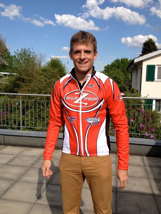 Rote Club-Winterjacke des Triathlon-Club Zofingen