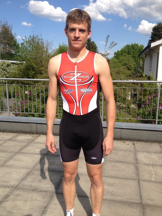 Athlet im roten Clubdress des Triathlon-Club Zofingen